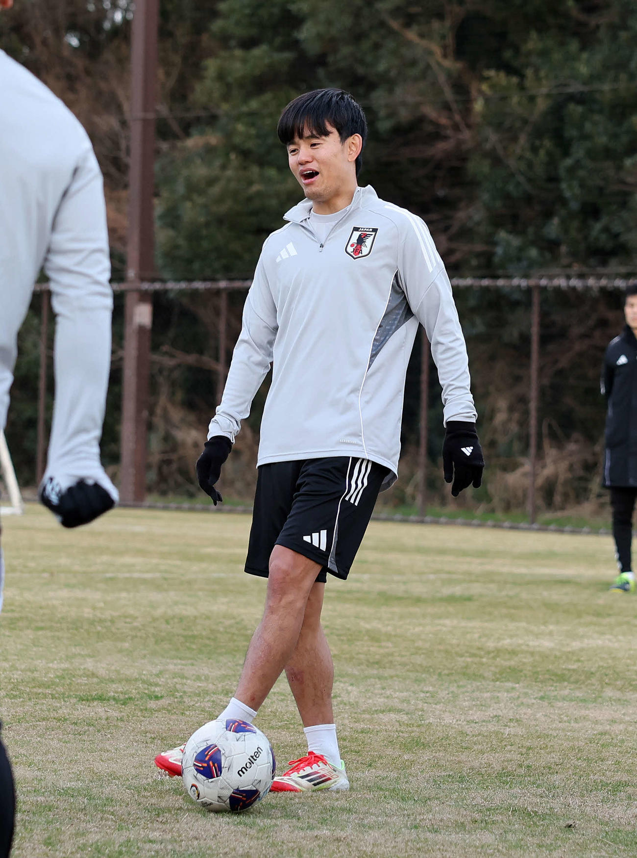 ボール回しで汗を流す久保（撮影・鈴木正人）　