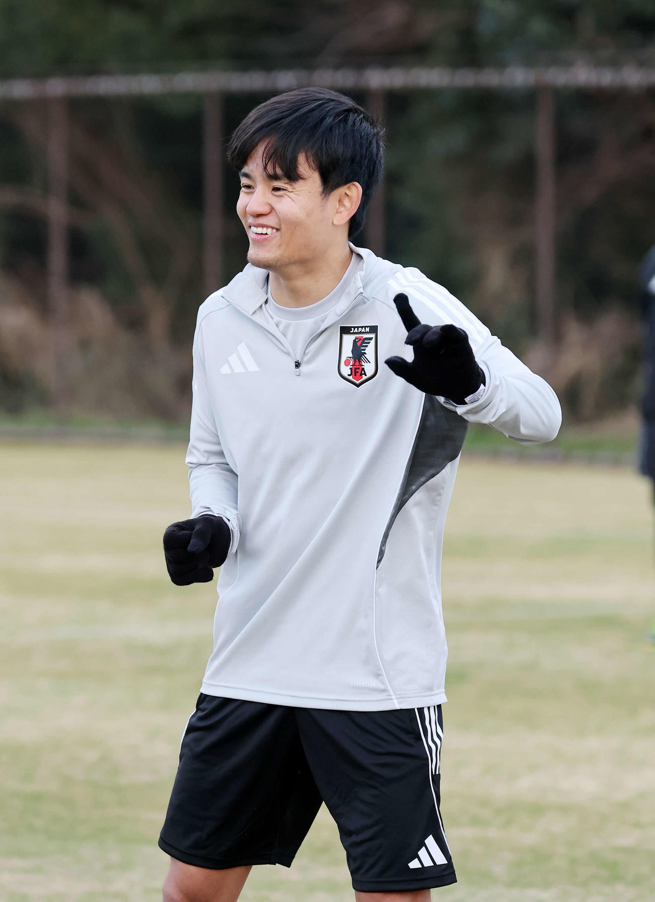 練習中、笑顔を見せる久保（撮影・鈴木正人）　