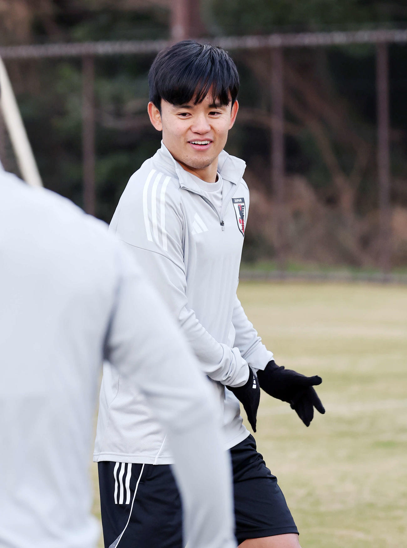 練習中、笑顔を見せる久保（撮影・鈴木正人）　