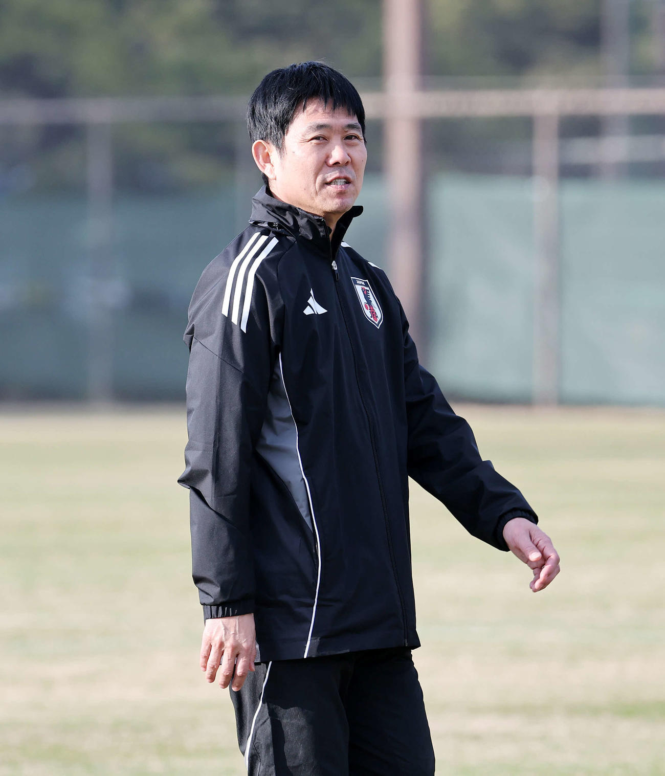 練習場入りする森保監督（撮影・鈴木正人）　