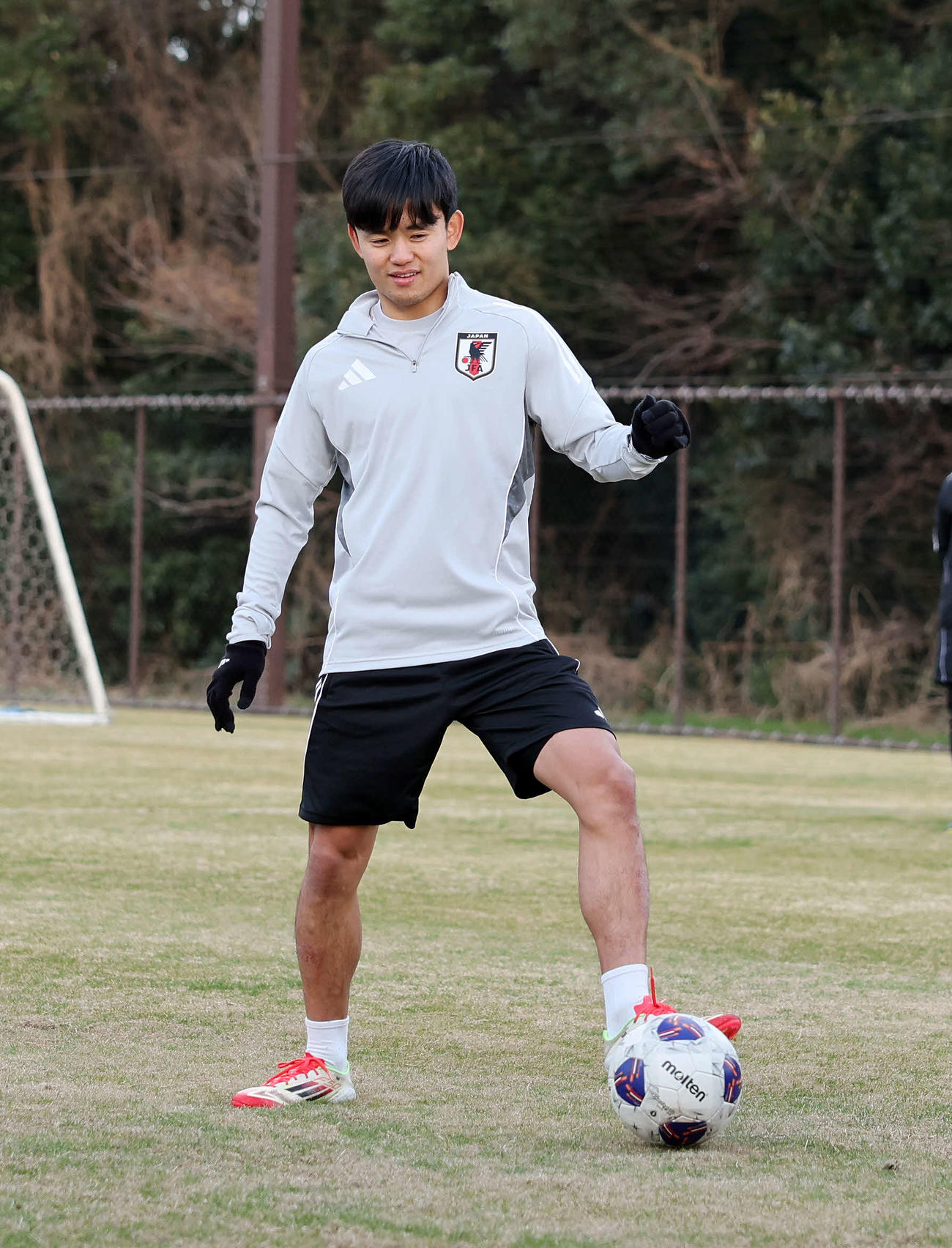 ボール回しで汗を流す久保（撮影・鈴木正人）　