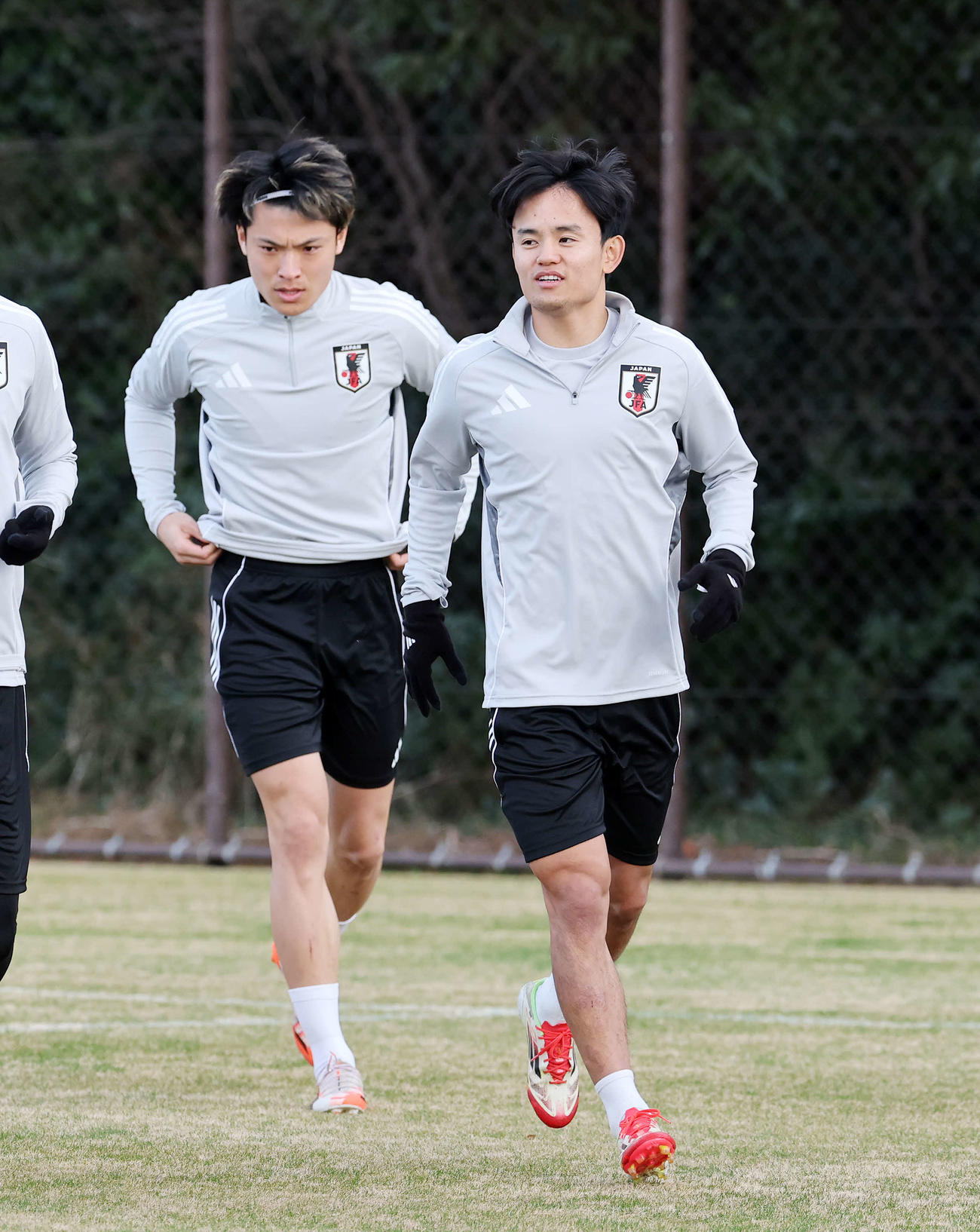アップする町野（左）と久保（撮影・鈴木正人）　