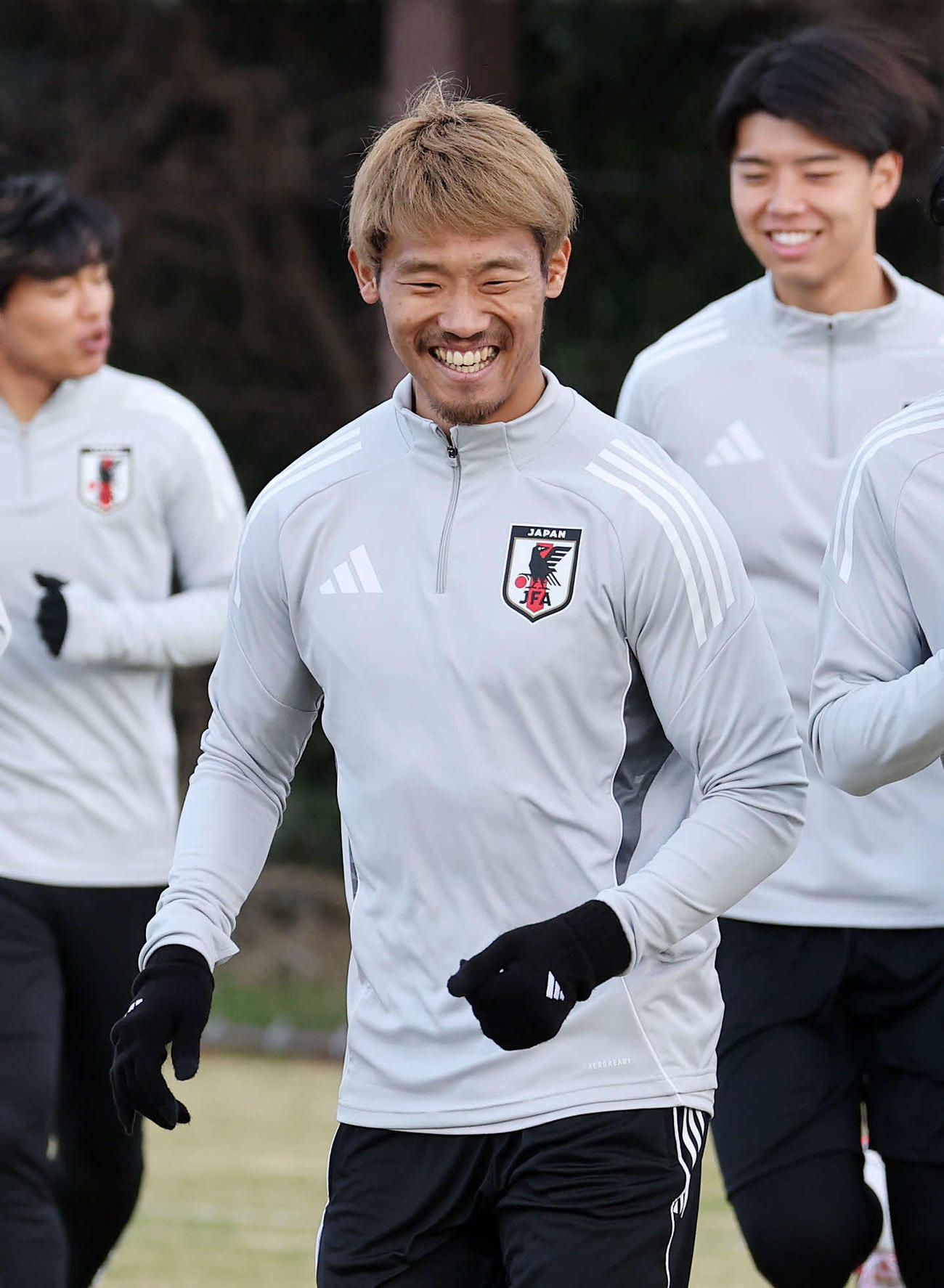 練習中、笑顔を見せる守田（撮影・鈴木正人）　