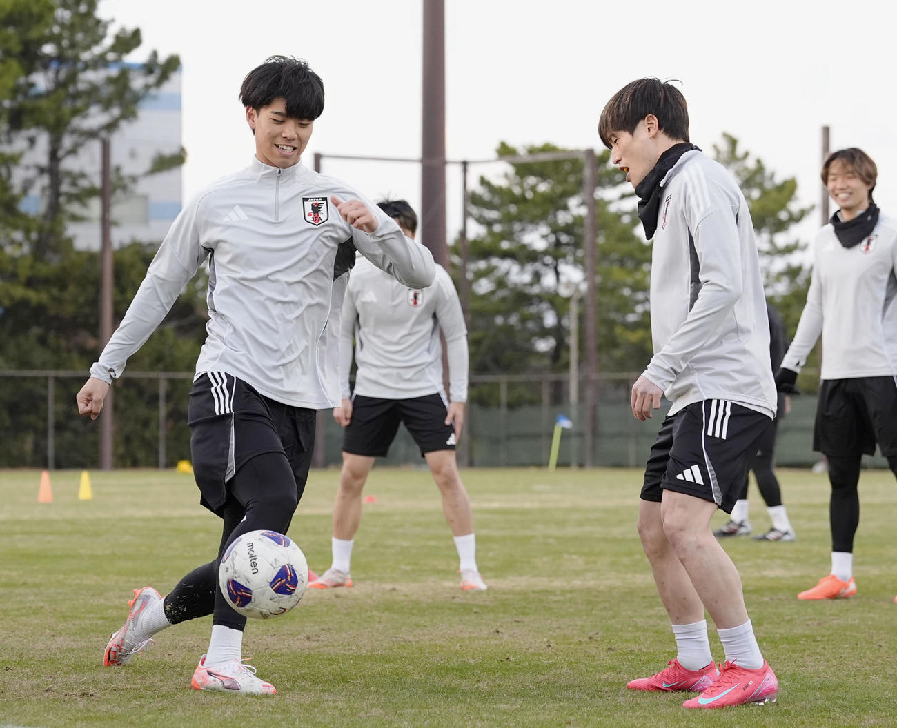 サッカーW杯アジア最終予選のバーレーン戦に向け、調整する高井（左）ら（共同）