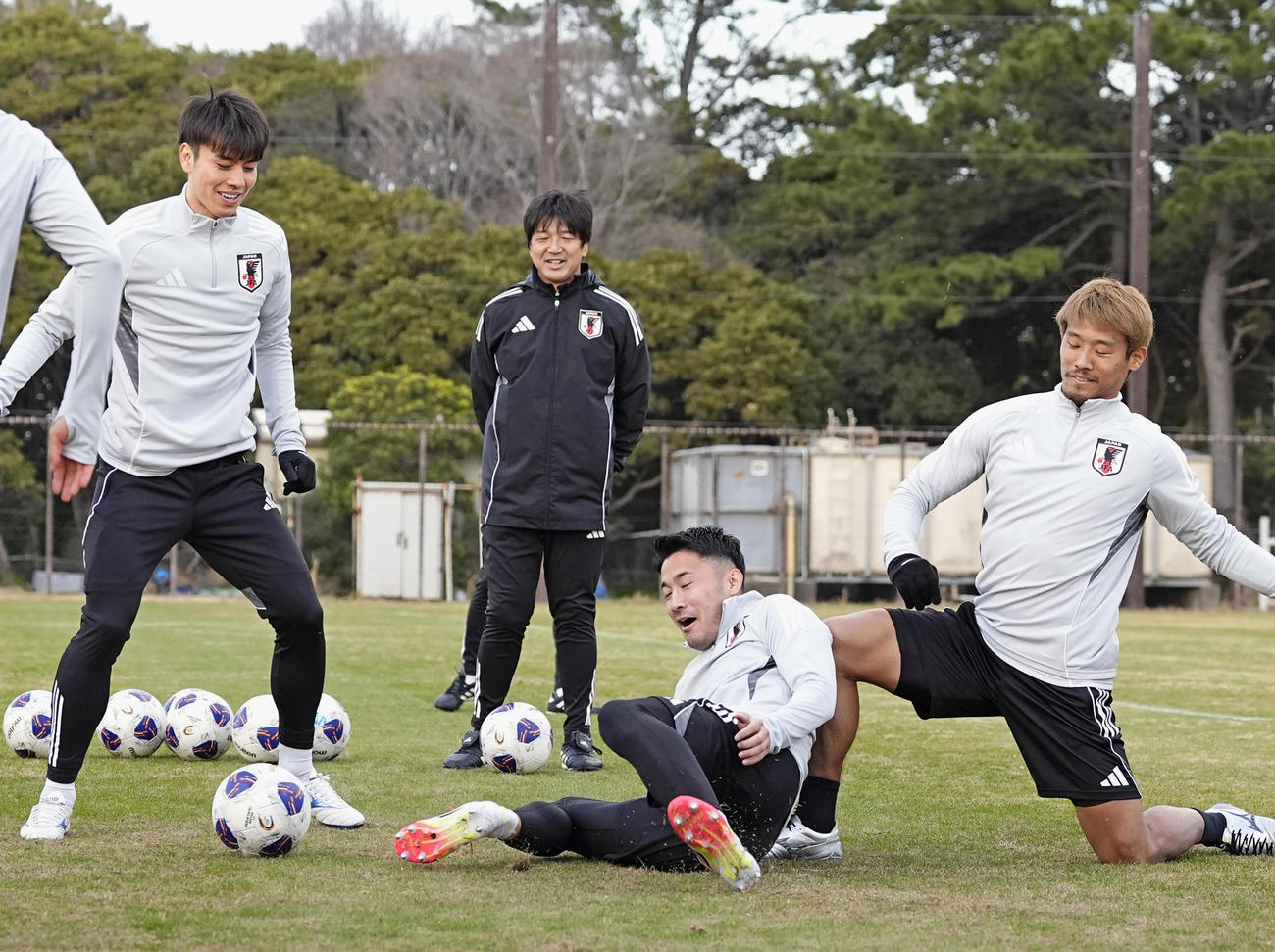 サッカーW杯アジア最終予選のバーレーン戦に向け、調整する菅原（右から2人目）ら（共同）