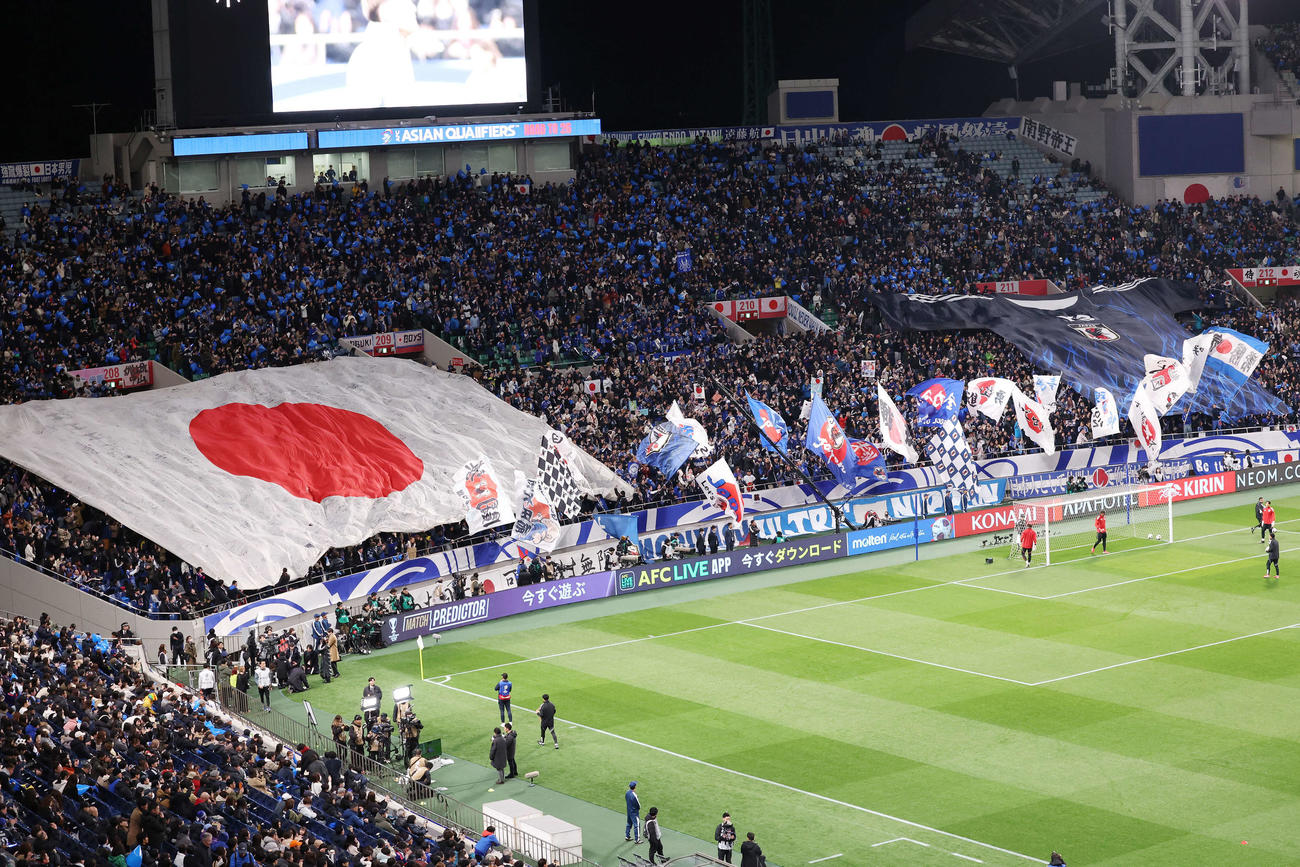 日本対バーレーン　試合前、選手たちがウオーミングアップする中、盛り上がるファン（撮影・宮地輝）