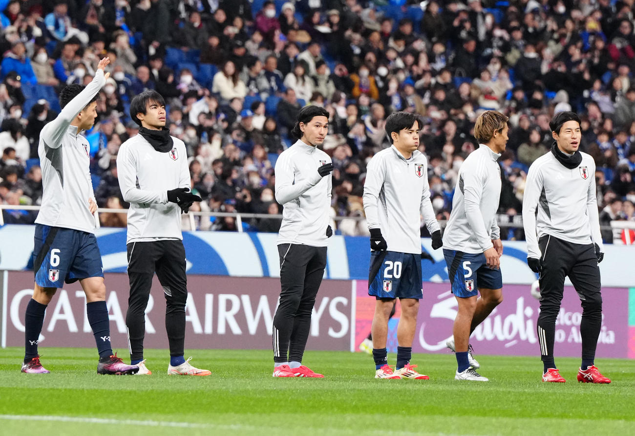 日本対バーレーン　試合前練習であいさつする日本代表の選手たち（撮影・江口和貴）