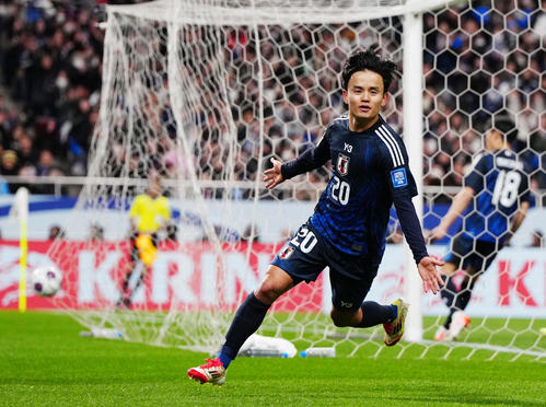 日本対バーレーン　後半、追加点を決め、駆け出す久保（撮影・江口和貴）