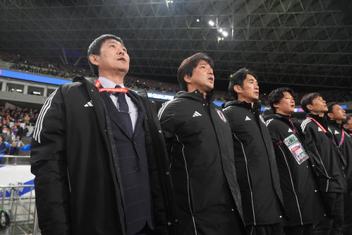 日本対バーレーン　試合前、君が代斉唱する森保監督（左）（撮影・足立雅史）