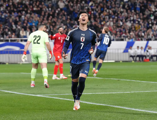 日本対バーレーン　前半、シュートを外し、悔しがる三笘（撮影・足立雅史）