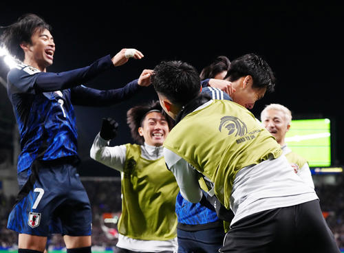 日本対バーレーン　後半、先制ゴールを決め、三笘（左）らチームメートに祝福される鎌田（右から2人目）（撮影・江口和貴）