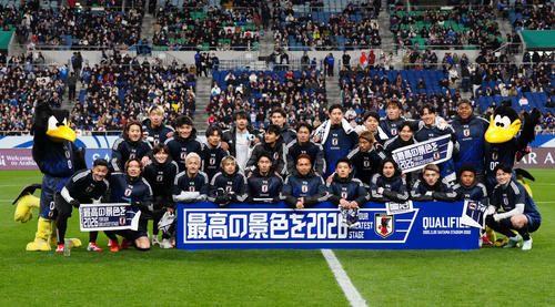 W杯出場を決め、集合写真に納まる日本代表の選手たち（撮影・江口和貴）