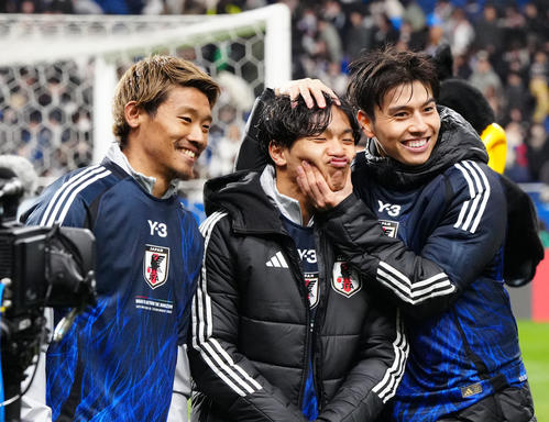 日本対バーレーン　W杯出場を決め、写真に納まる、左から守田、旗手、田中（撮影・江口和貴）