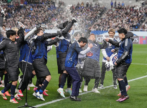 日本対バーレーン　W杯出場を決め、手荒い祝福を受ける森保監督（中央）（撮影・足立雅史）（撮影・足立雅史）