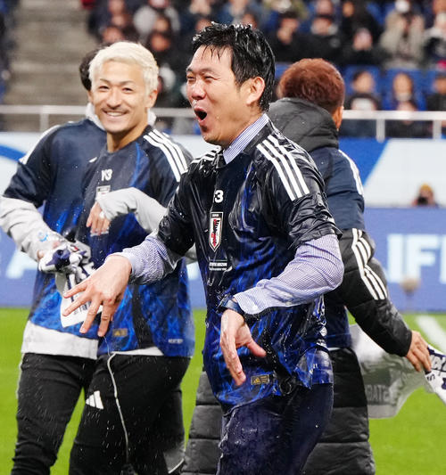 W杯出場を決め、選手たちからウオーターシャワーで祝福された森保監督（撮影・江口和貴）