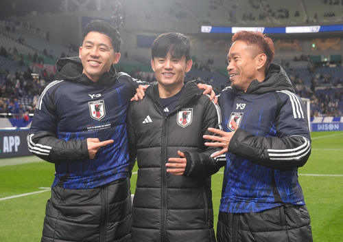 日本対バーレーン　W杯出場を決め、笑顔を見せる、左から遠藤、久保、長友（撮影・足立雅史）