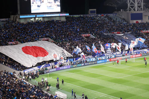 日本対バーレーン　試合前、選手たちがウオーミングアップする中、盛り上がるファン（撮影・宮地輝）