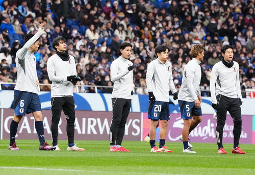 日本対バーレーン　試合前練習であいさつする日本代表の選手たち（撮影・江口和貴）