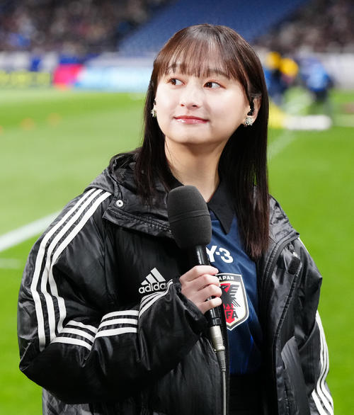 日本対バーレーン　試合前、ピッチでリポートする影山優佳（撮影・江口和貴）