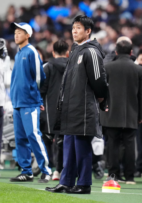 日本対バーレーン　試合前練習を見つめる森保監督（撮影・江口和貴）