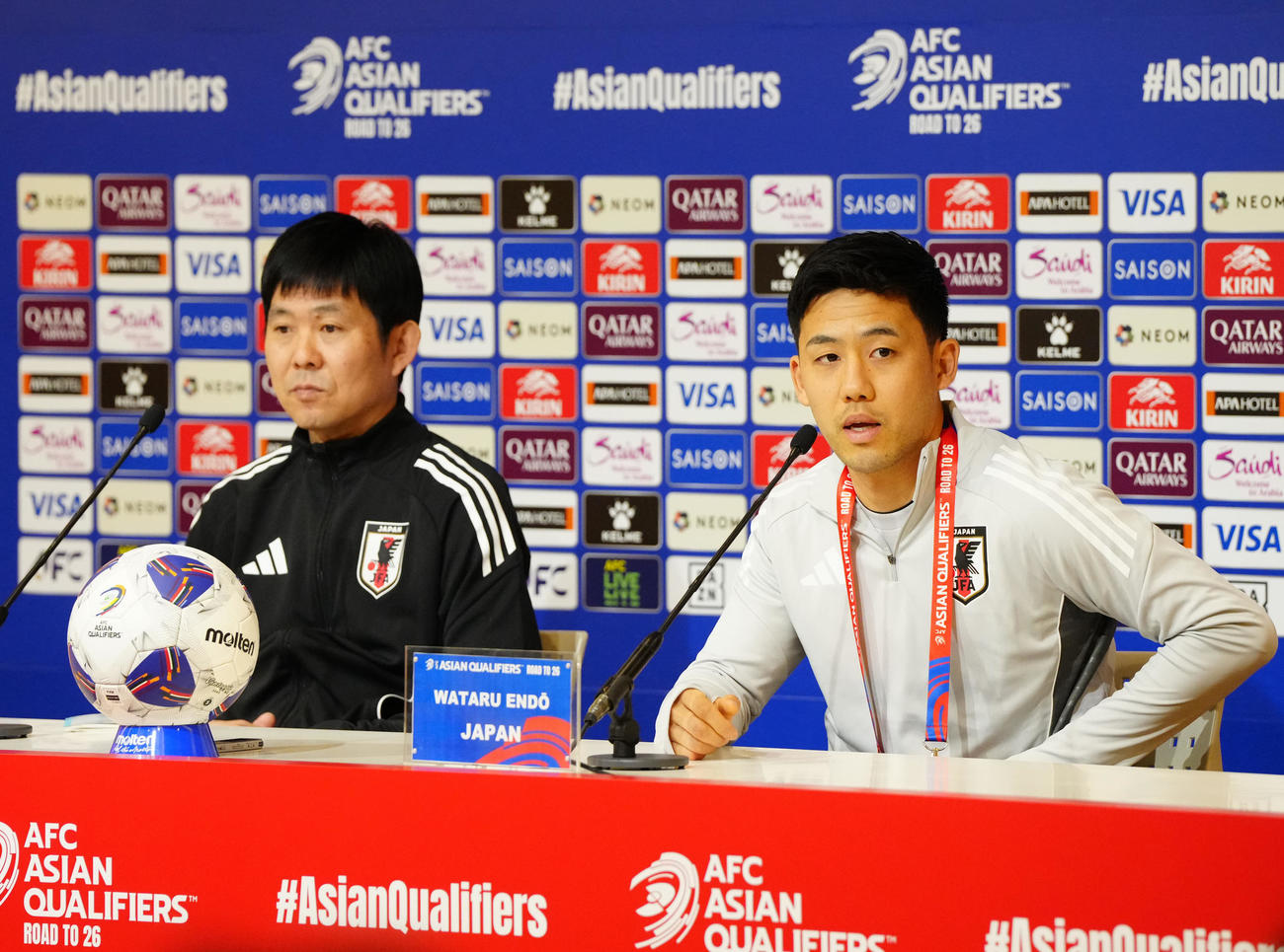 バーレーン戦の前日会見に臨む遠藤（右）。左は森保監督（撮影・江口和貴）