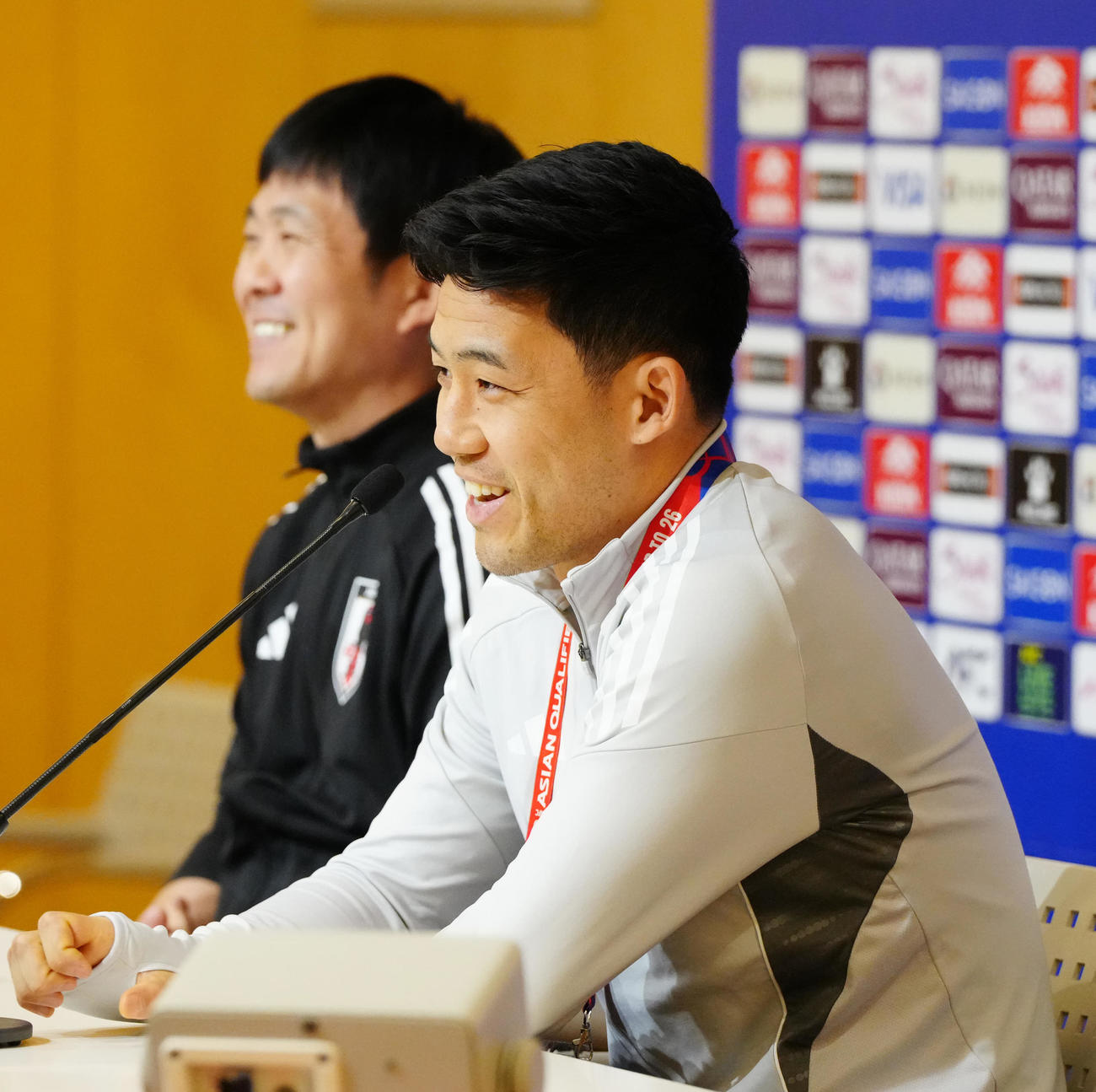 バーレーン戦の前日会見で笑顔を見せる遠藤。後方は森保監督（撮影・江口和貴）