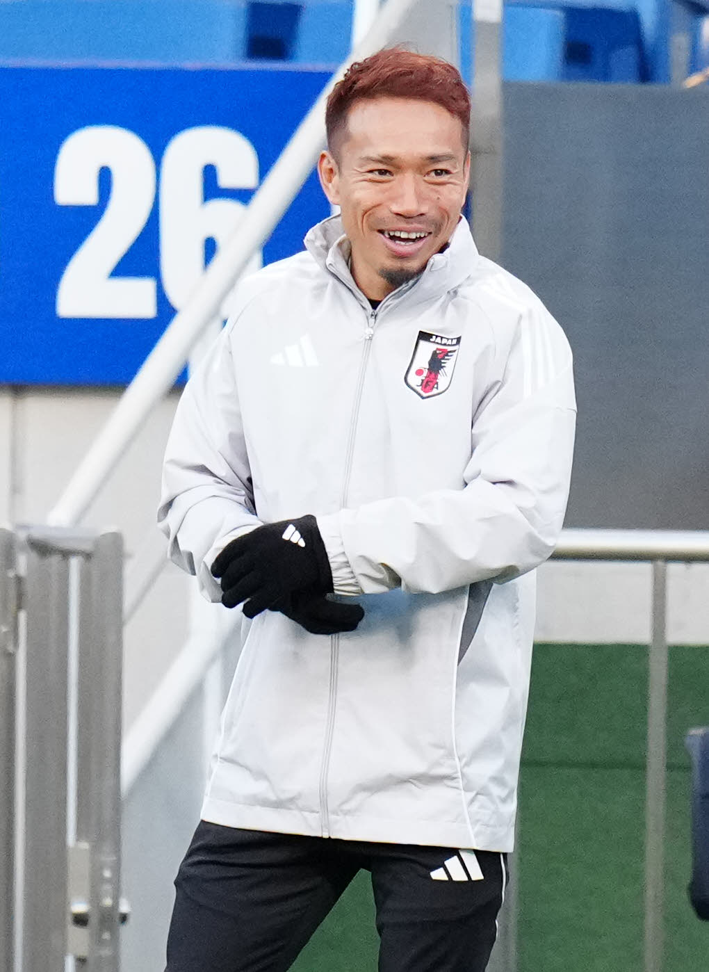 バーレーン戦の前日練習に臨む長友（撮影・江口和貴）