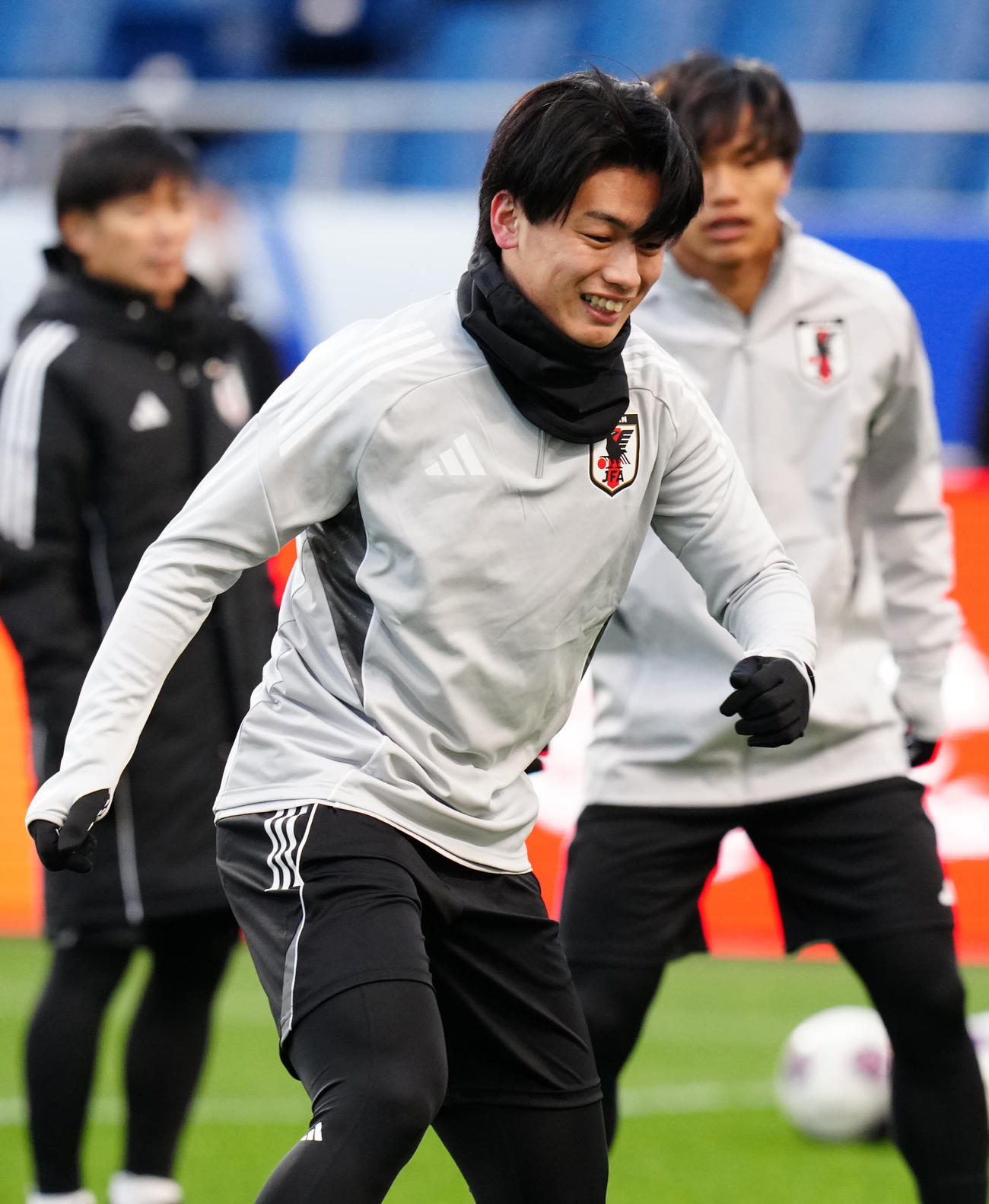バーレーン戦の前日練習でパス回しする上田（撮影・江口和貴）