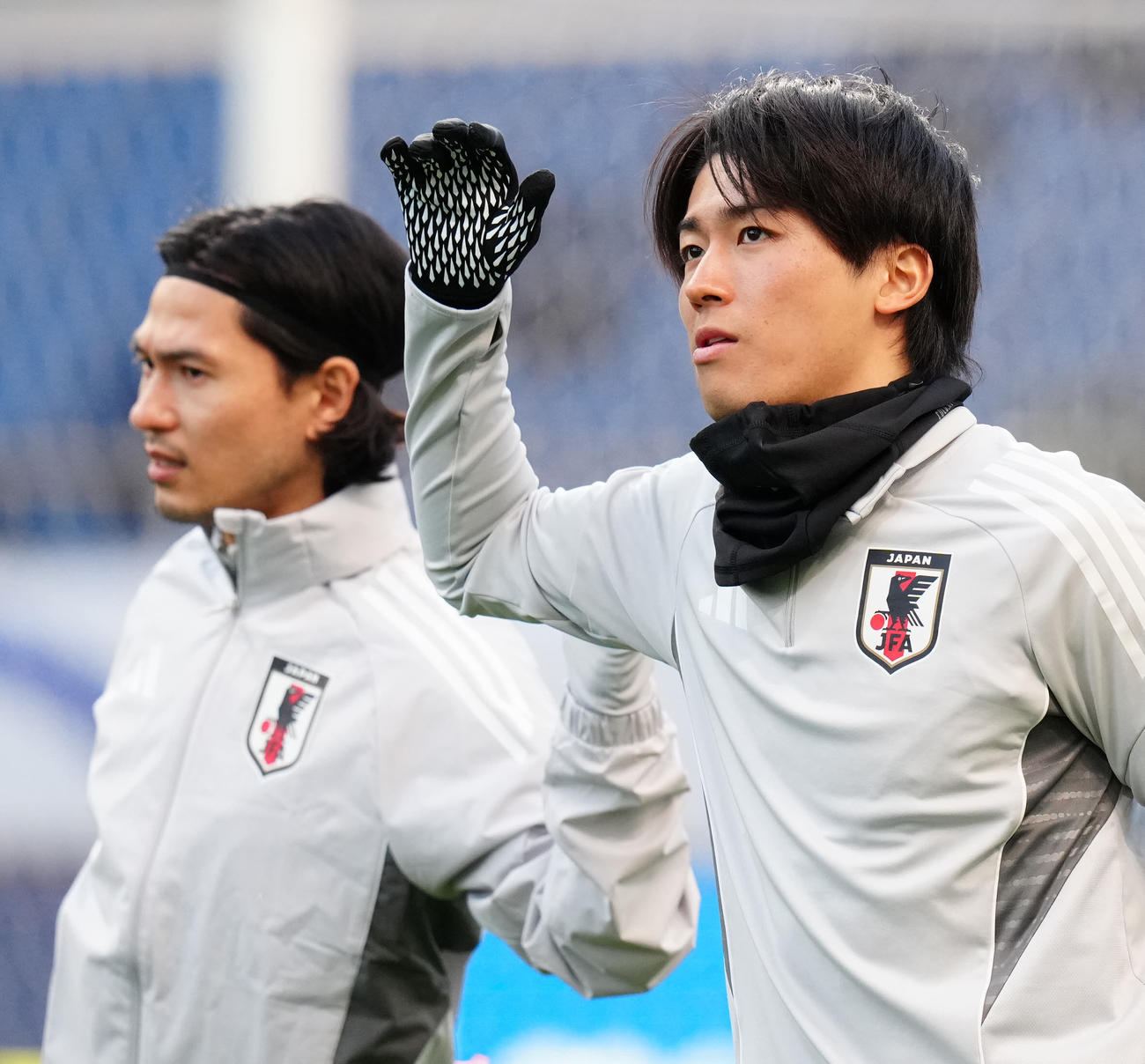 バーレーン戦の前日練習でウオーミングアップする中村（右）。左は南野（撮影・江口和貴）