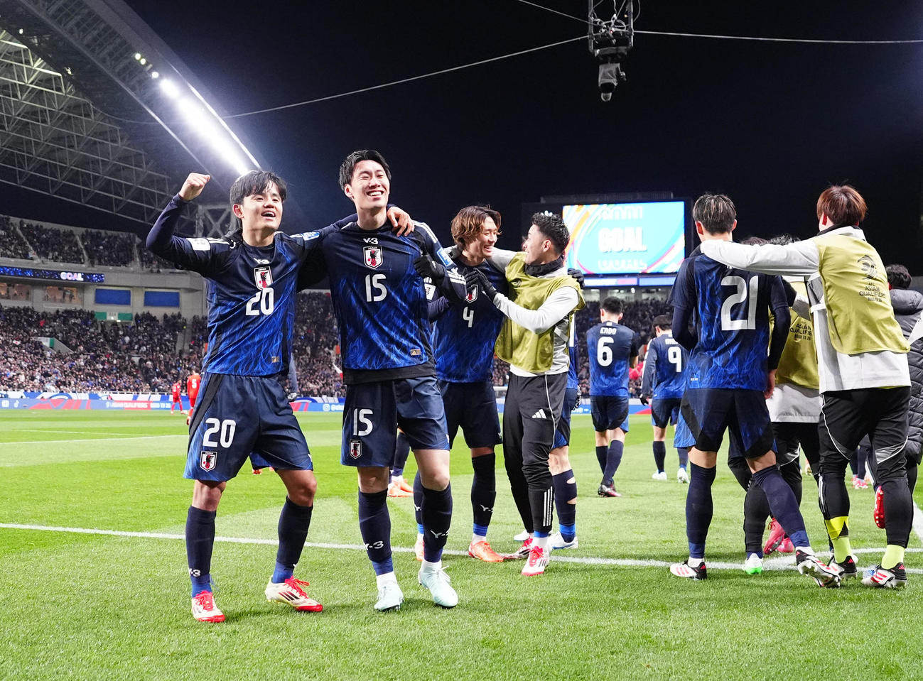 日本対バーレーン　後半、先制ゴールを決め、アシストした久保（左）といっしょに喜び合う鎌田（撮影・江口和貴）