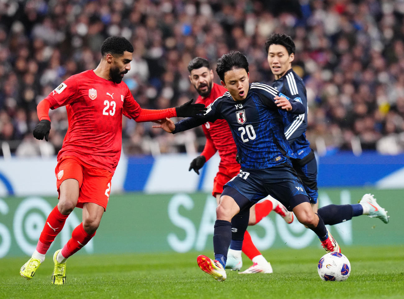 日本対バーレーン　後半、鎌田（後方）にアシストする久保（撮影・江口和貴）