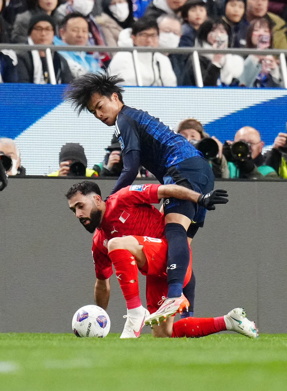 日本対バーレーン　前半、相手とボールを奪い合う三笘（上）（撮影・江口和貴）