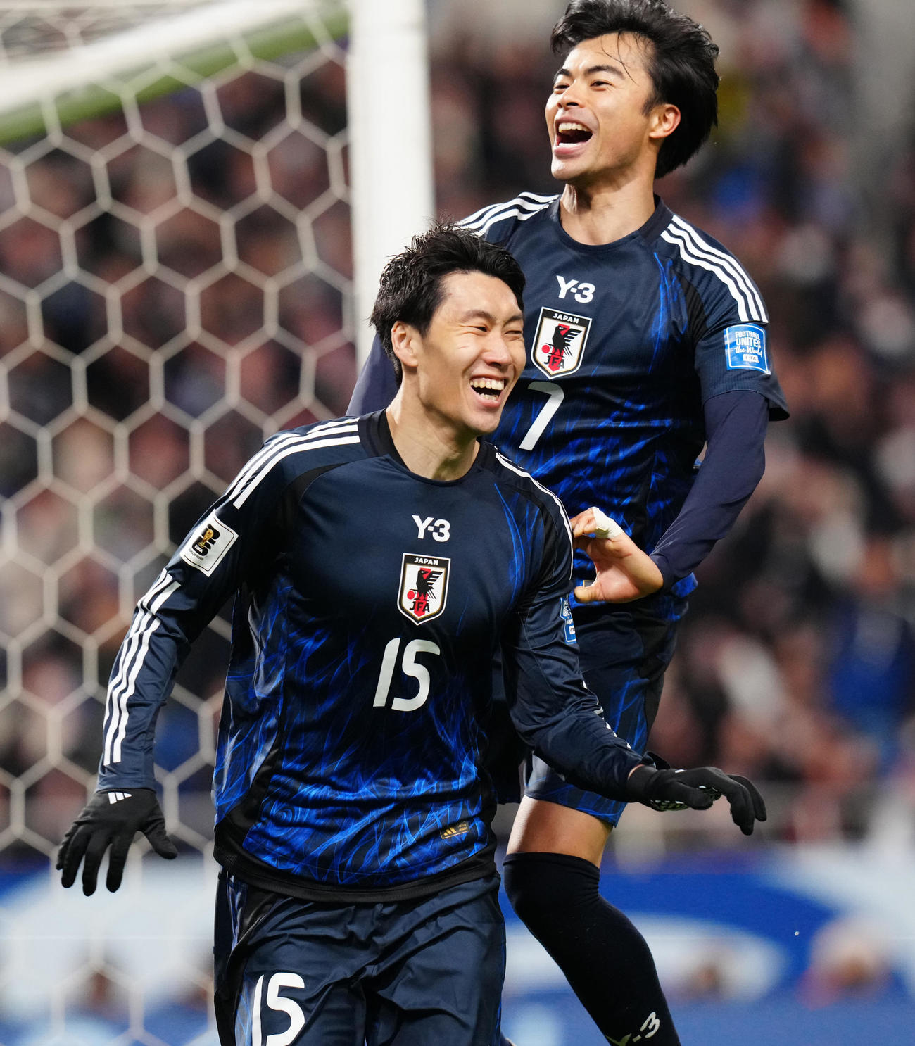 日本対バーレーン　後半、ゴールを決め喜ぶ鎌田と三笘（撮影・江口和貴）