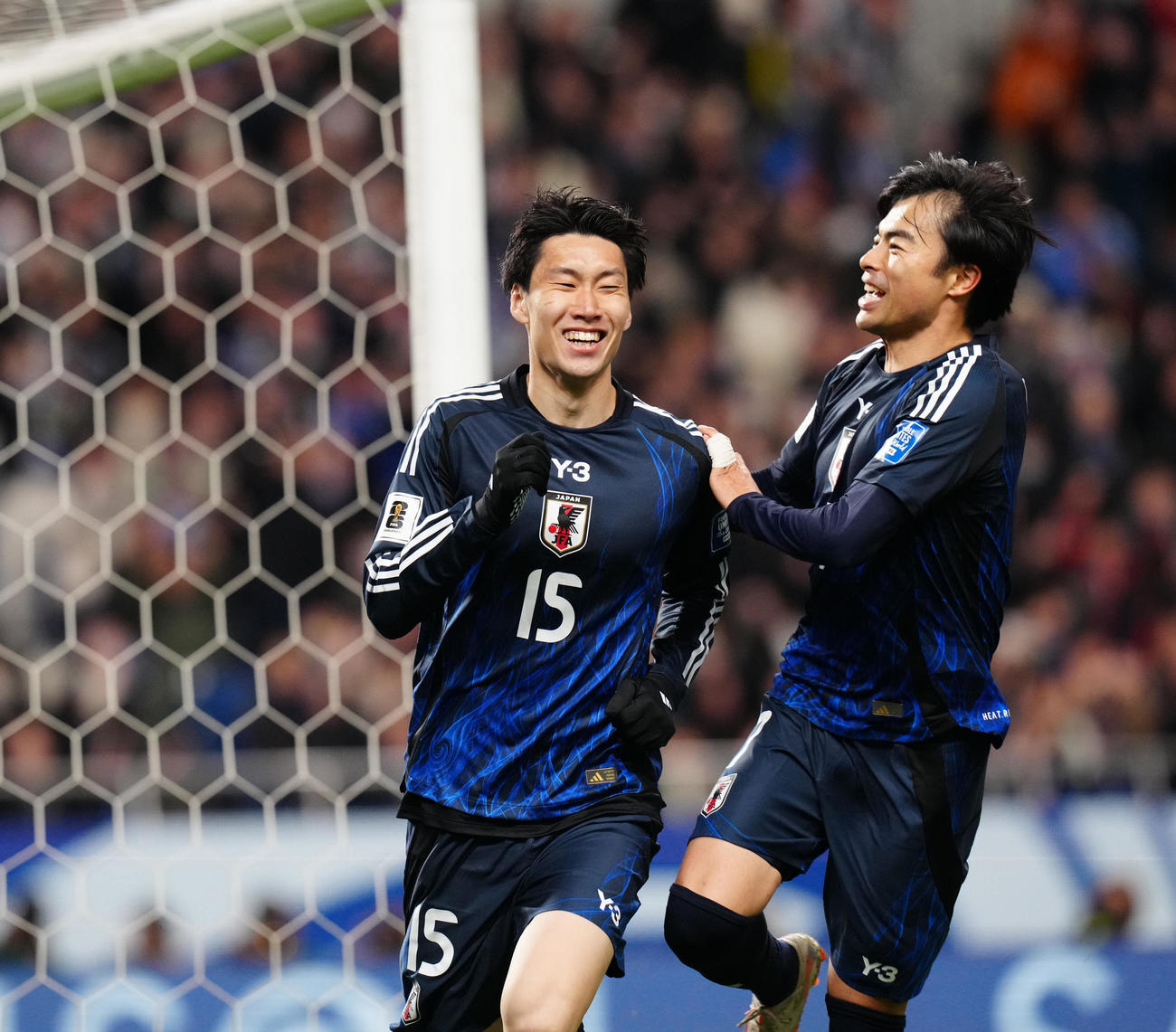 日本対バーレーン　後半、先制ゴールを決め、三笘（右）と喜び合う鎌田（撮影・江口和貴）