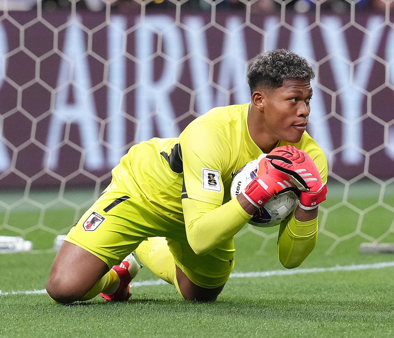 日本対バーレーン　後半、ボールをキャッチするGK鈴木（撮影・足立雅史）