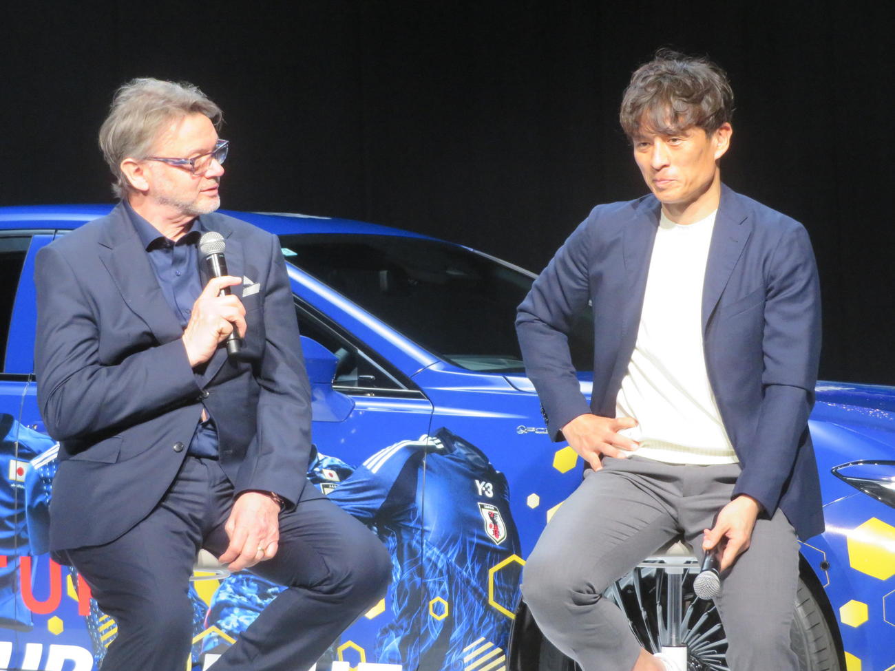 「SAMURAI BLUE TO THE FUTURE」のローンチイベントに出席した元日本代表監督のトルシエ氏（左）と日本サッカー協会の宮本恒靖会長（撮影・佐藤成）
