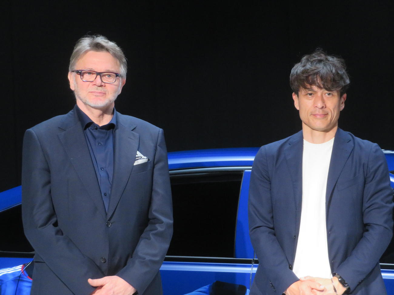 「SAMURAI BLUE TO THE FUTURE」のローンチイベントに出席した元日本代表監督のトルシエ氏（左）と日本サッカー協会の宮本恒靖会長（撮影・佐藤成）