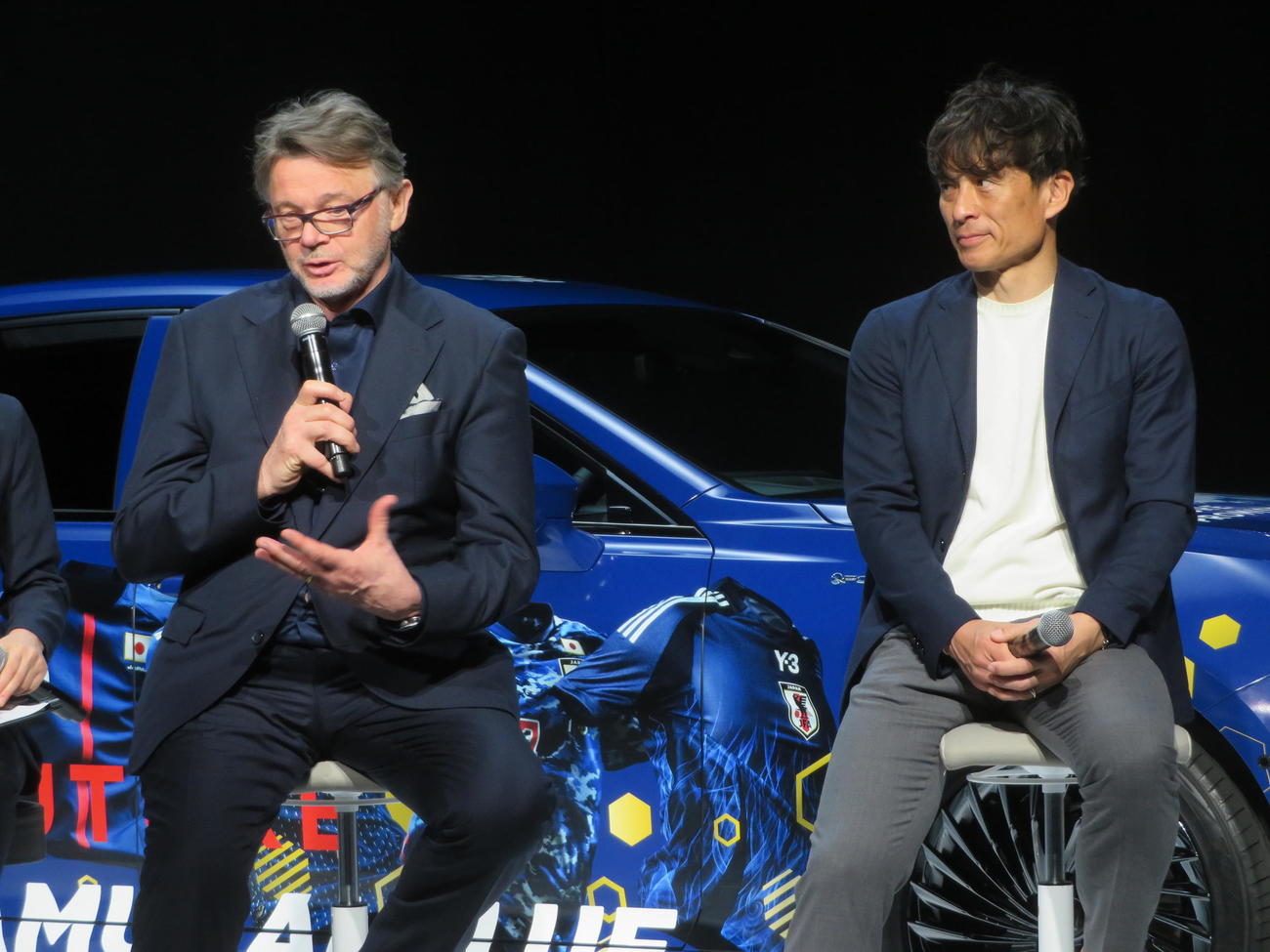 「SAMURAI BLUE TO THE FUTURE」のローンチイベントに出席した元日本代表監督のトルシエ氏（左）と日本サッカー協会の宮本恒靖会長（撮影・佐藤成）