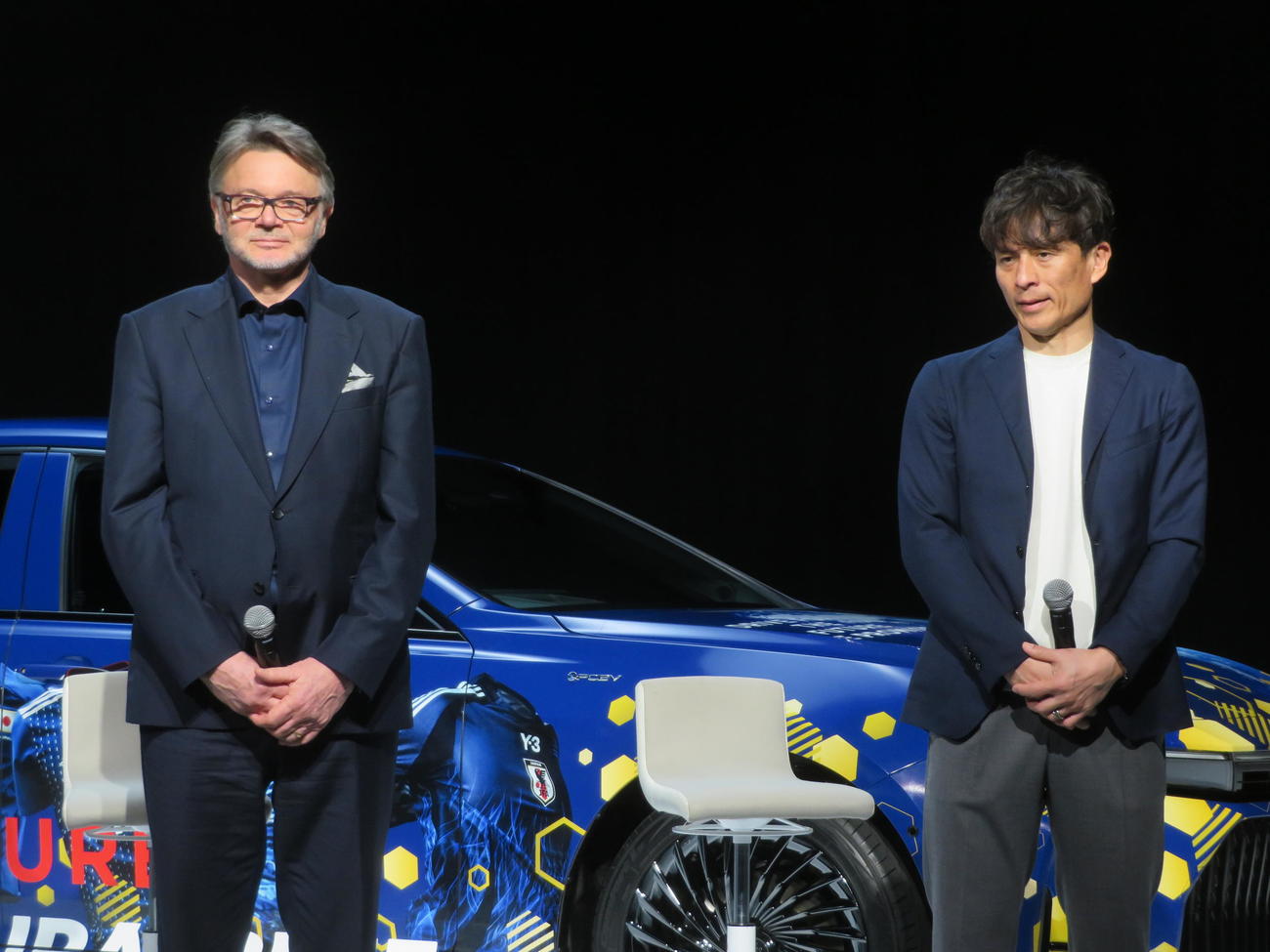 「SAMURAI BLUE TO THE FUTURE」のローンチイベントに出席した元日本代表監督のトルシエ氏（左）と日本サッカー協会の宮本恒靖会長（撮影・佐藤成）