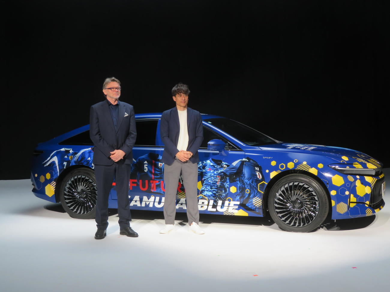 「SAMURAI BLUE TO THE FUTURE」のローンチイベントに出席した元日本代表監督のトルシエ氏（左）と日本サッカー協会の宮本恒靖会長（撮影・佐藤成）