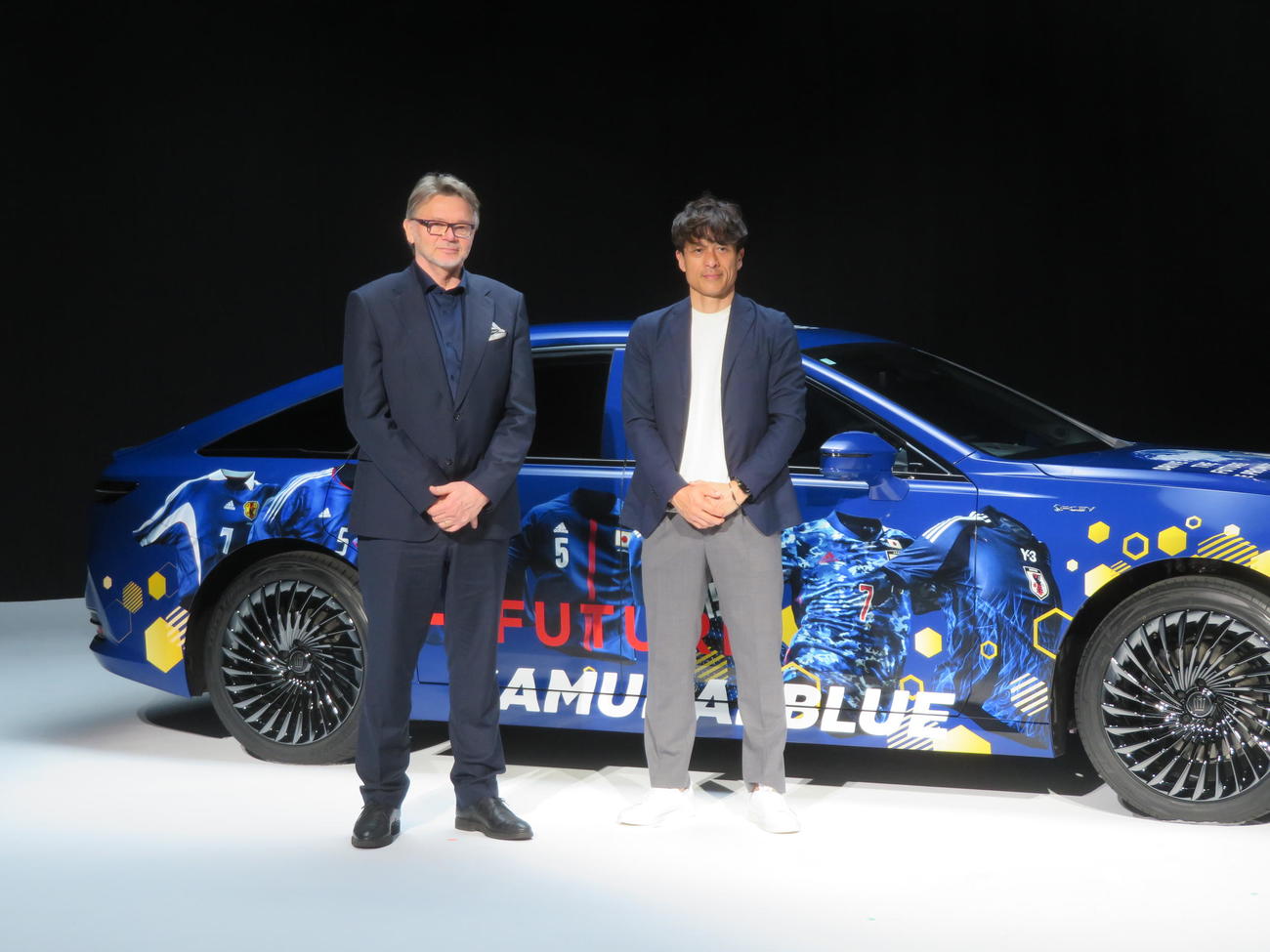 「SAMURAI BLUE TO THE FUTURE」のローンチイベントに出席した元日本代表監督のトルシエ氏（左）と日本サッカー協会の宮本恒靖会長（撮影・佐藤成）