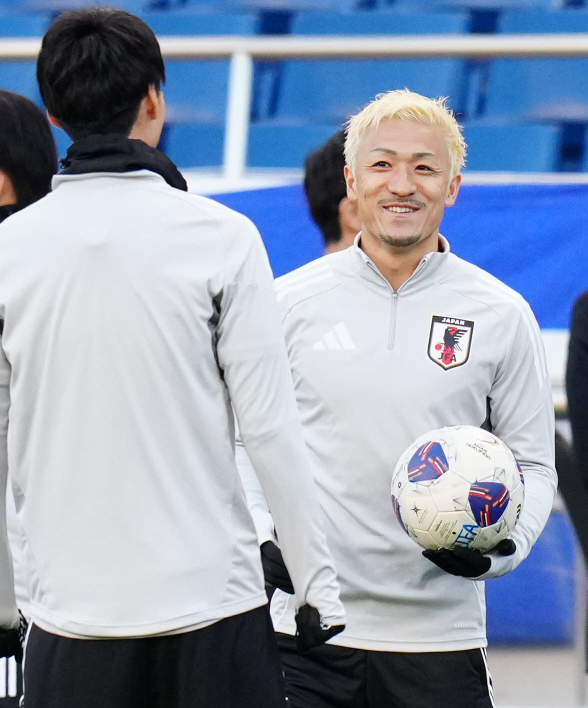 バーレーン戦の前日練習に臨む前田（右）（2025年3月19日撮影）