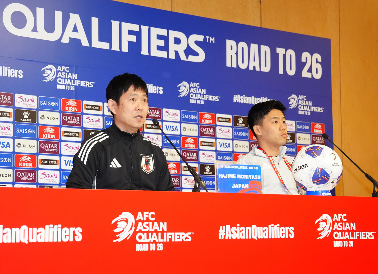 バーレーン戦の前日会見に臨む森保監督（左）と遠藤（2025年3月19日撮影）