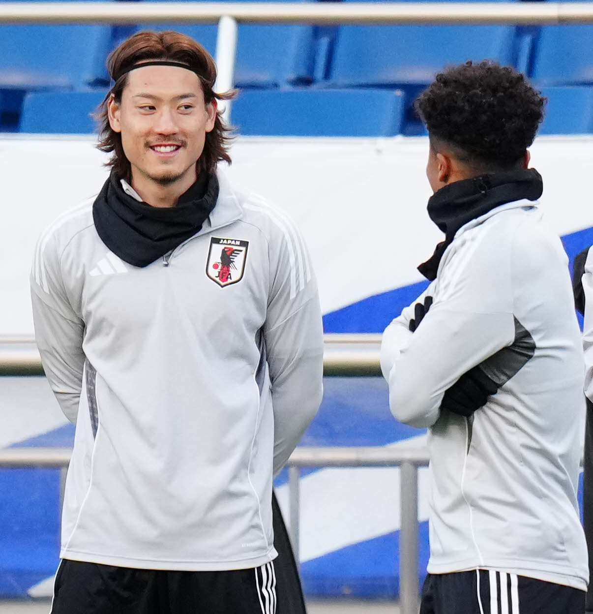 前日練習前、藤田（右）と言葉を交わす瀬古（2025年3月19日撮影）