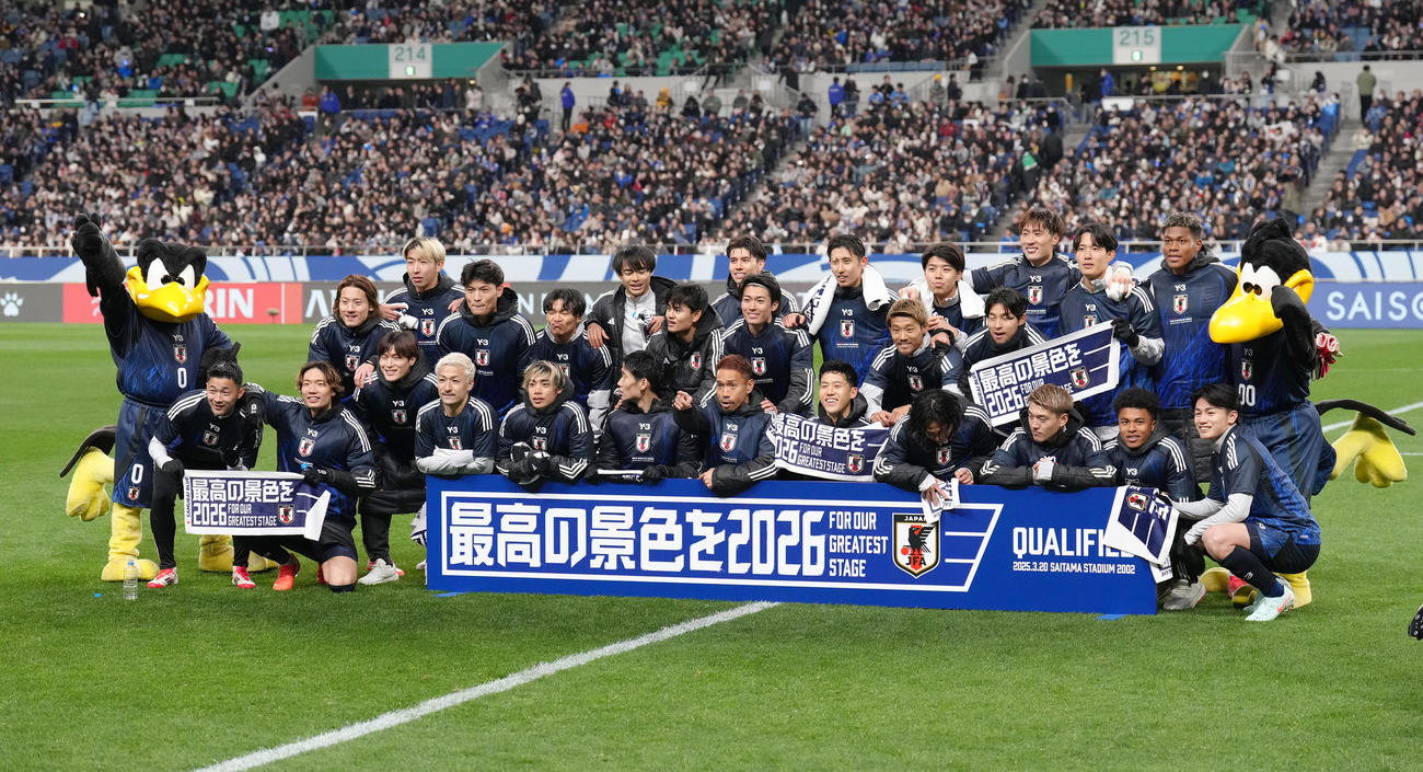 日本対バーレーン　W杯出場を決め、集合写真に笑顔を見せる日本代表（撮影・足立雅史）
