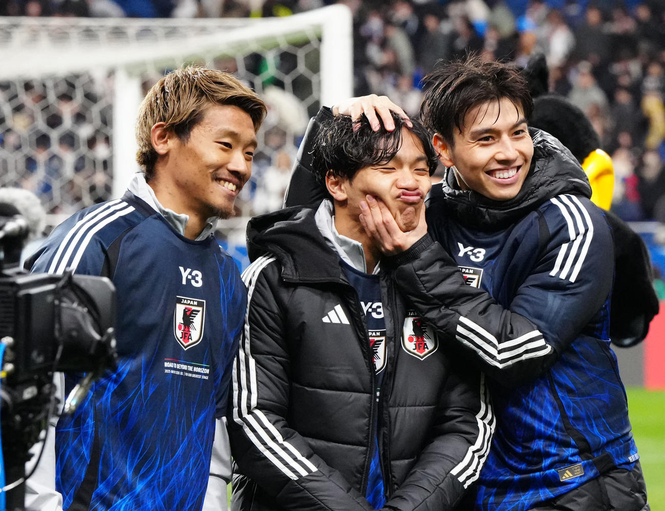 日本対バーレーン　W杯出場を決め、写真に納まる、左から守田、旗手、田中（撮影・江口和貴）