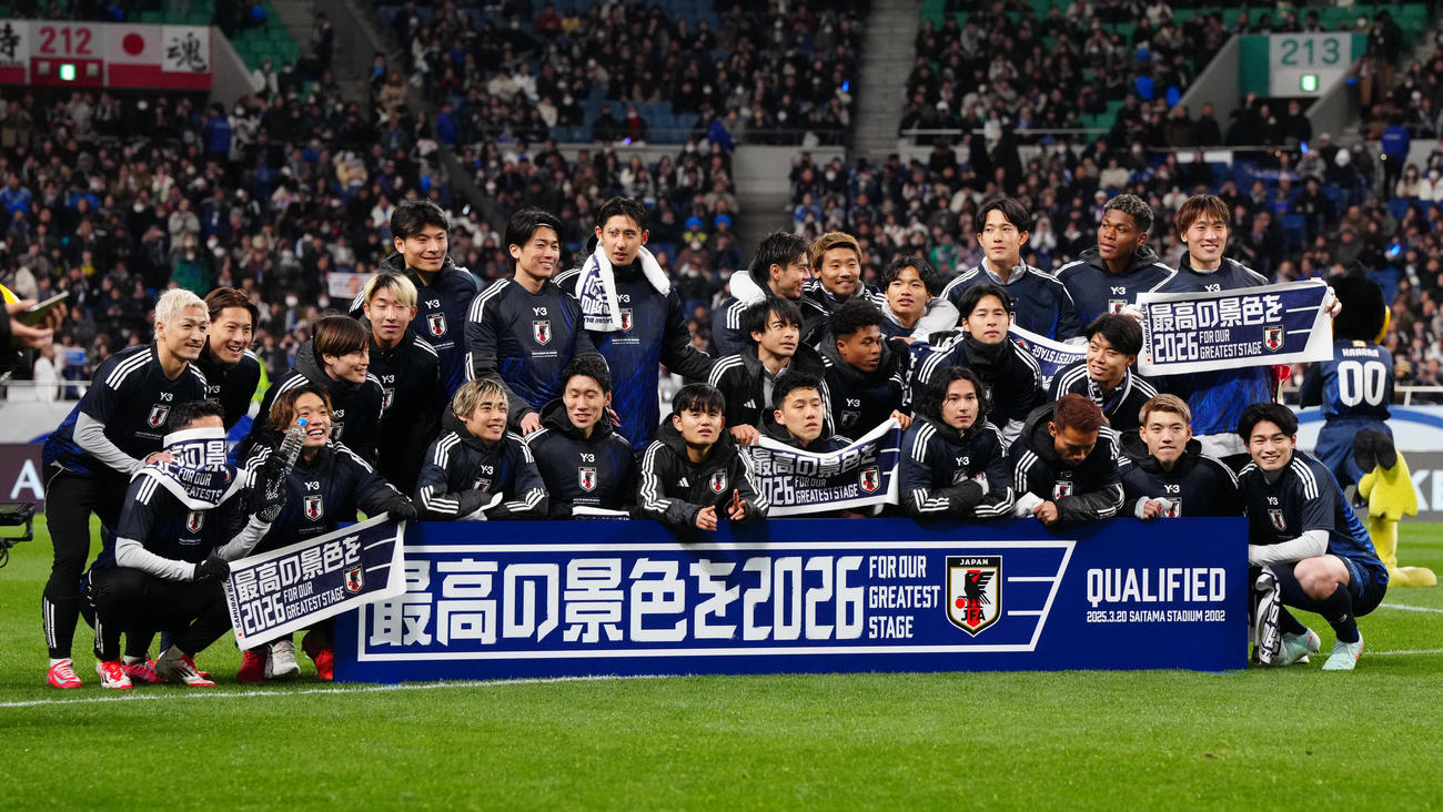W杯出場を決め、集合写真に納まる日本代表の選手たち（撮影・江口和貴）