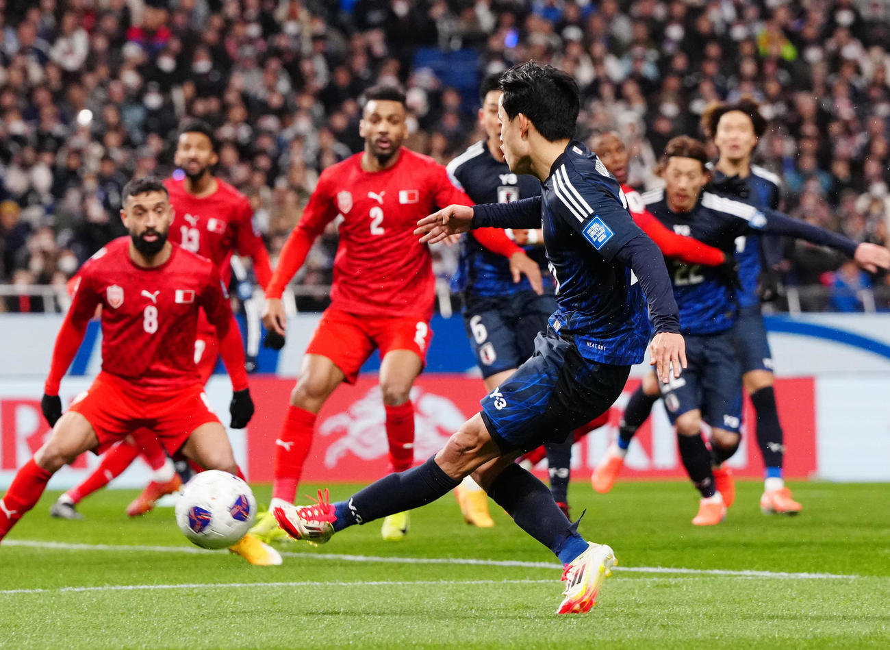 日本対バーレーン　後半、追加点を決める久保（撮影・江口和貴）