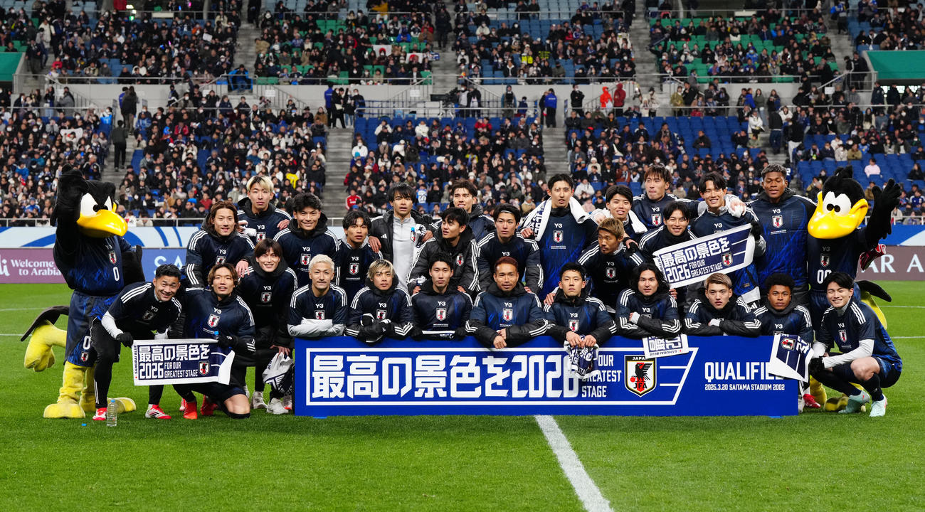 W杯出場を決め、集合写真に納まる日本代表の選手たち（撮影・江口和貴）