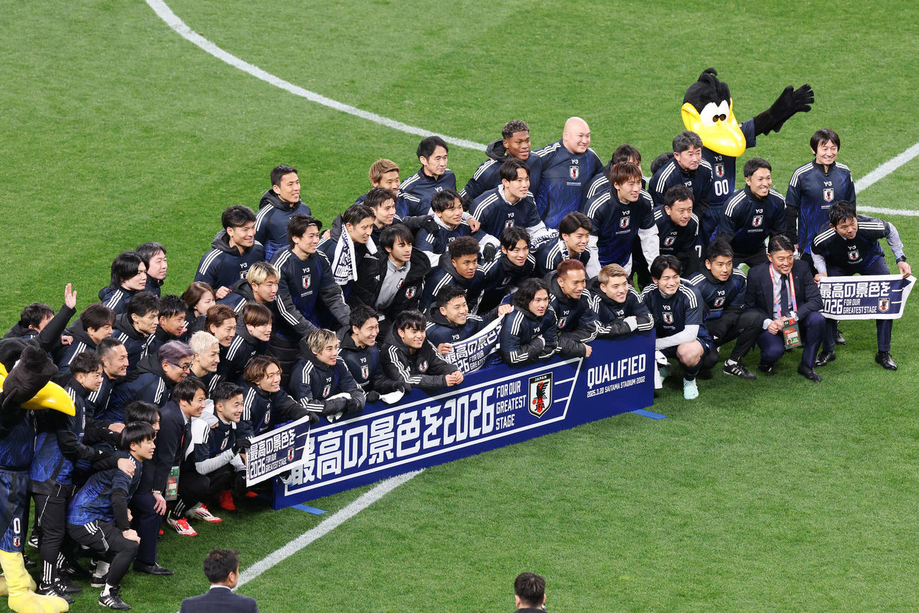 日本対バーレーン　W杯出場を決め記念撮影する選手たち（撮影・宮地輝）